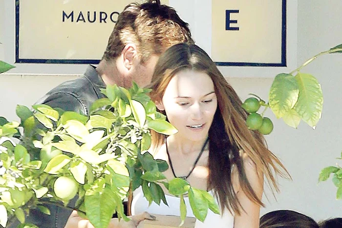 Butler se giugiuleşte cu o  tânără, dând impresia că  este o relaţie serioasă