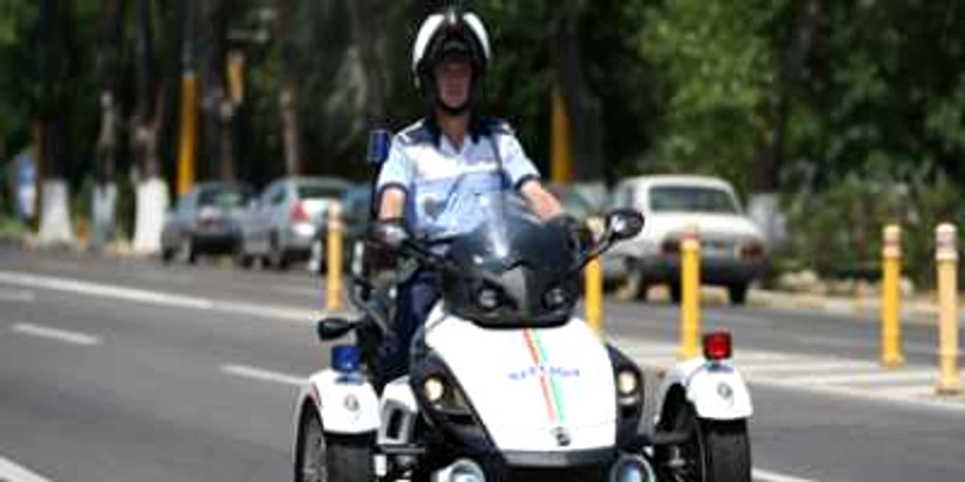 Constanta:Poliţiştii patrulează cu triciclul pe litoral