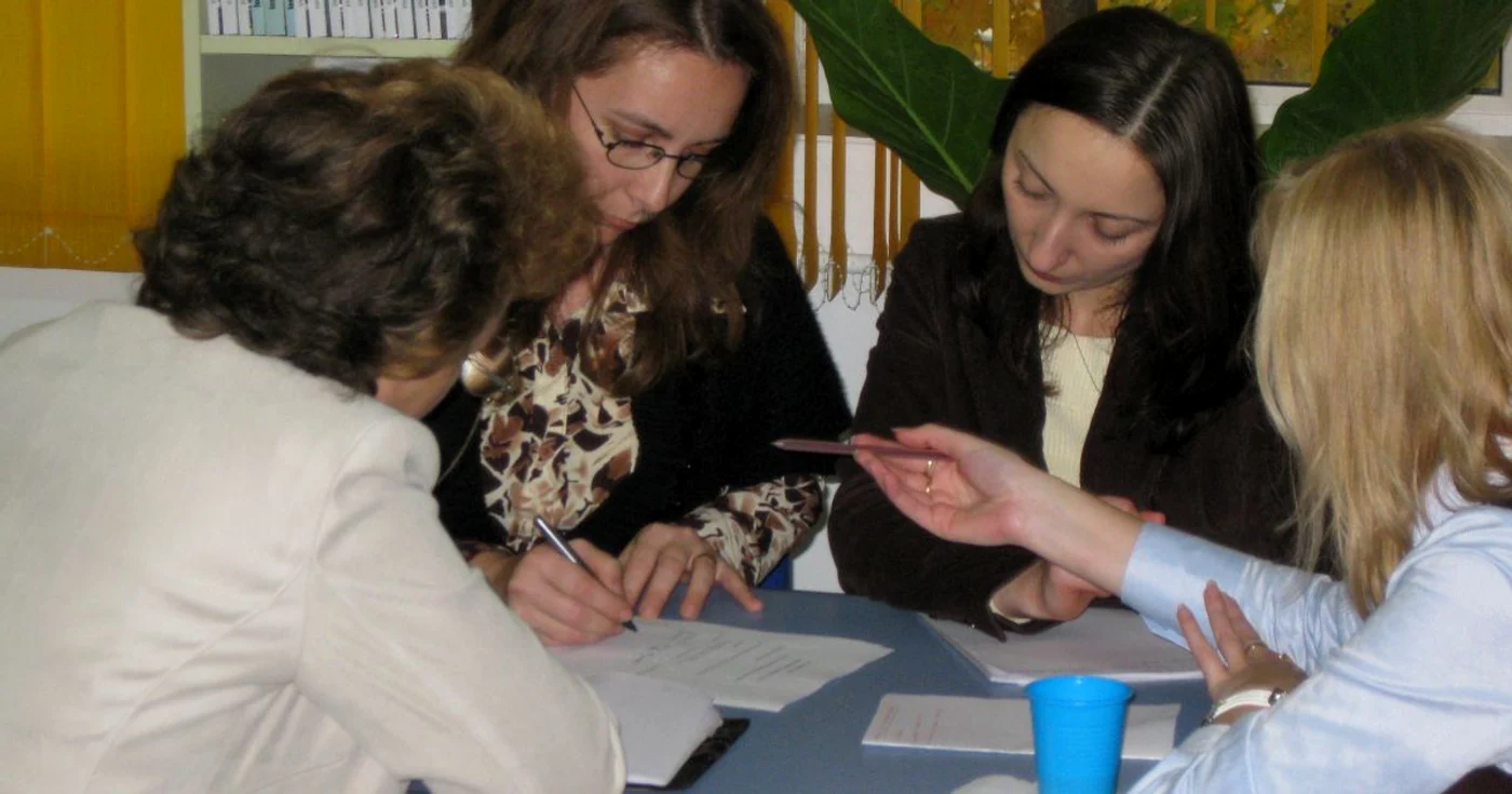 Profesorii şi părinţii, lucrând la protocolul asociaţiei. Foto: Bogdan Nistor
