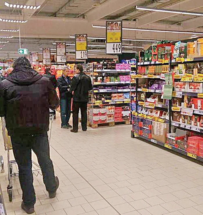 10 iunie 2012. Traian Băsescu, într-un centru comercial din nordul Capitalei