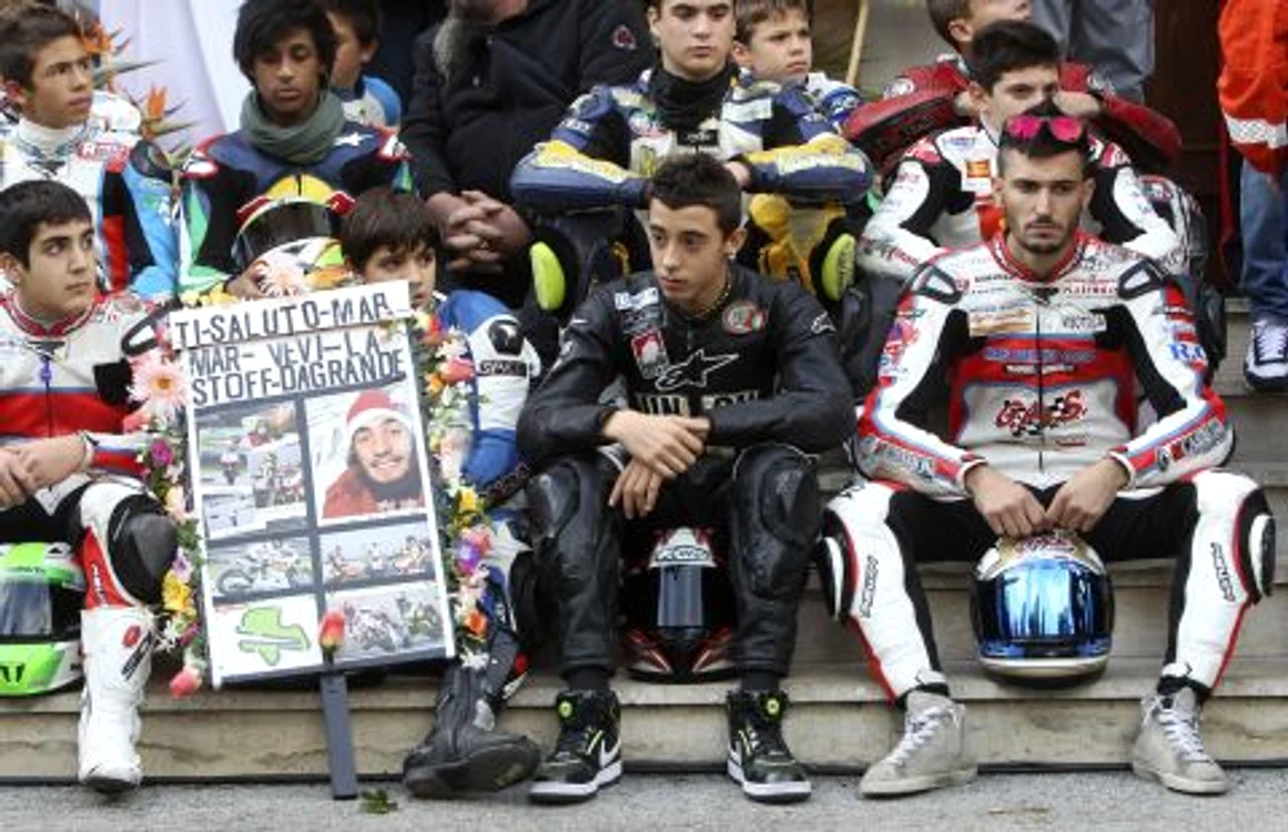 Valentino Rossi şi mii de fani au participat la înmormântarea lui Marco Simoncelli * Foto: Reuters