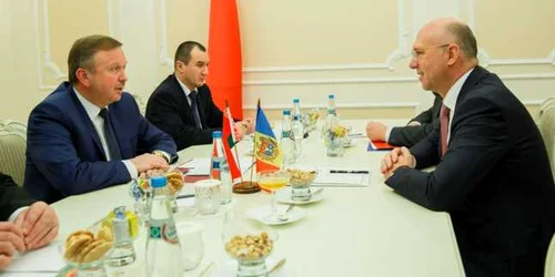 Pavel Filip şi Andrei Kobeakov gov.md