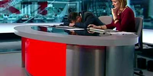 Simon McCoy aţipeşte alături de colega sa, Martine Croxall, în timpul jurnalului de ştiri