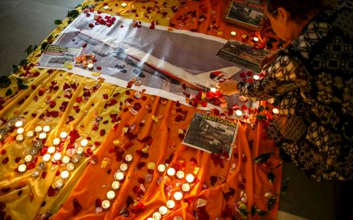 Rudele victimelor din avionul malaysian au aprins lumânări FOTO Reuters