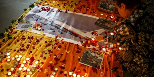 Rudele victimelor din avionul malaysian au aprins lumânări FOTO Reuters 