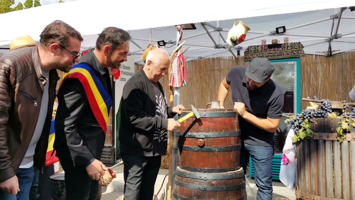 Actorul George Mihăiță a dat cep la butoiul cu vin și glume FOTO: A.M.