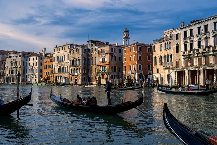 Plimbare cu gondola în Veneția FOTO: pixibay