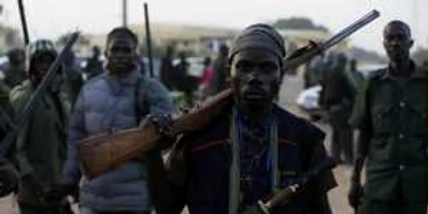 Justiţiari şi vânători locali purtând arme artizanale se adună înainte de a merge în patrulare în Yola Nigeria FOTO AP