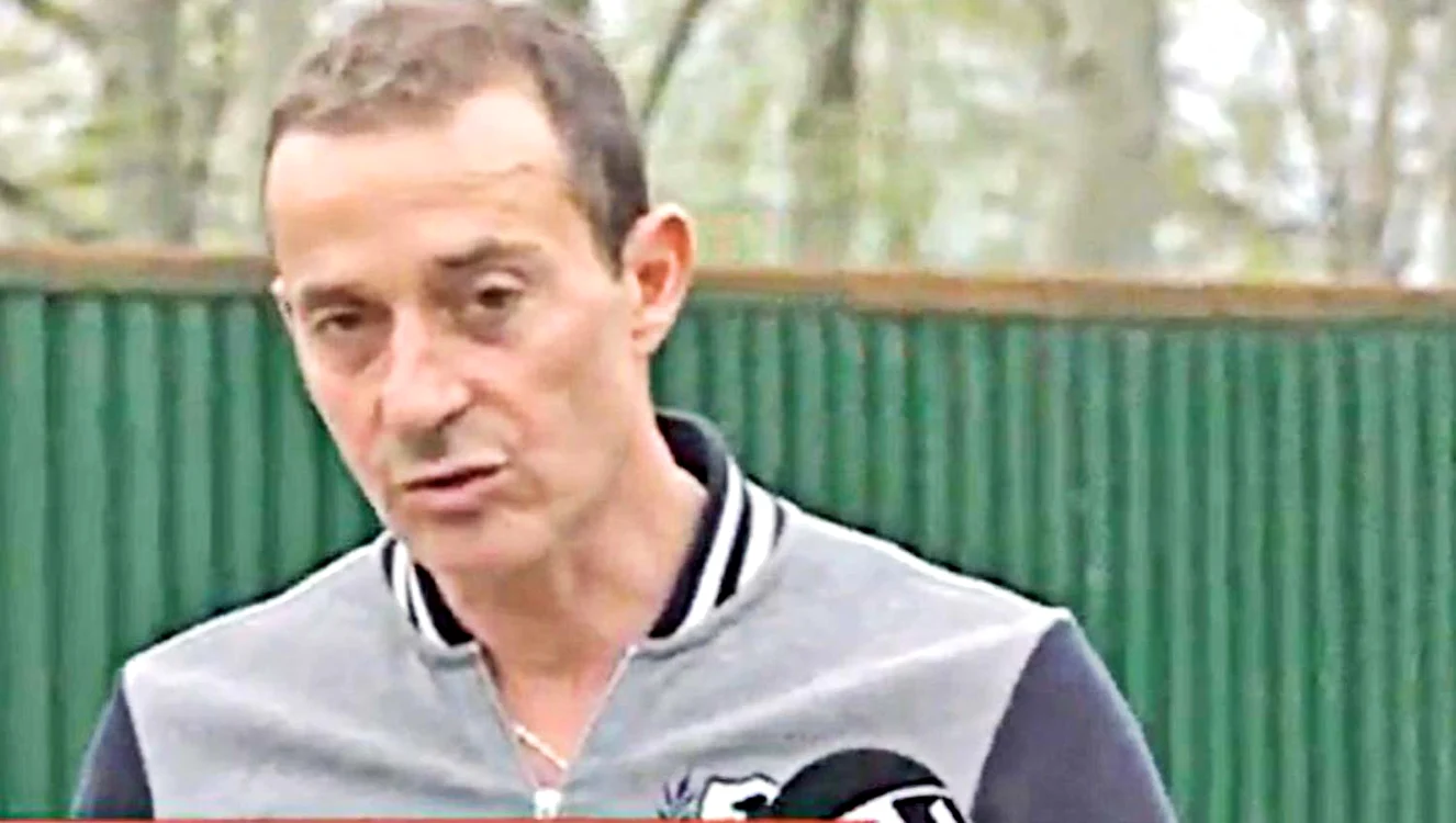 
    Radu Mazăre  a plecat de  acasă ieri,  pentru a merge  la Poliţie, aşa cum  cere procedura (captură RTV)  