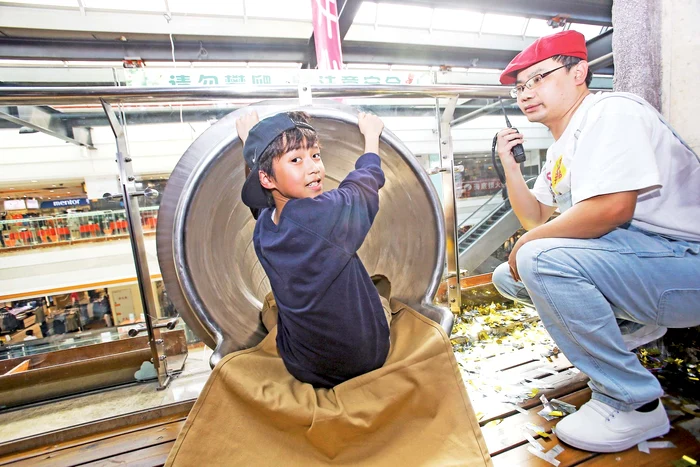 Au angajat oameni să aibă grijă ca să nu se blocheze toboganul