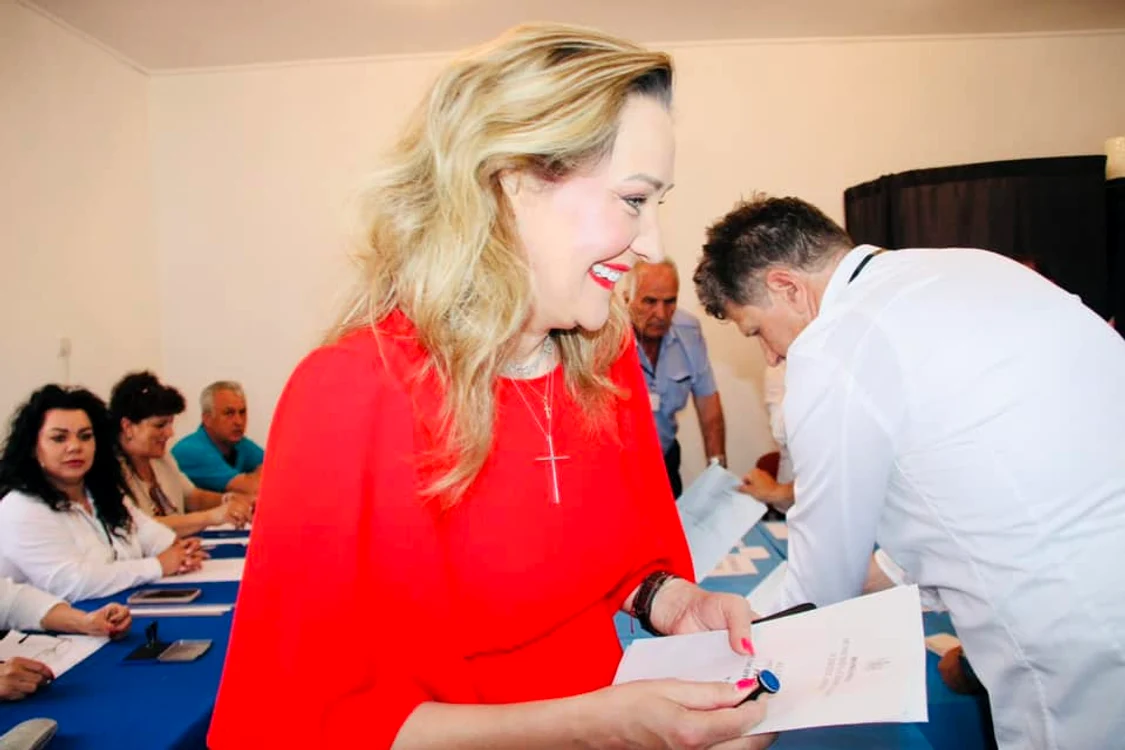 Elena Lasconi a câștigat detașat Primăria Câmpulung FOTO Facebook