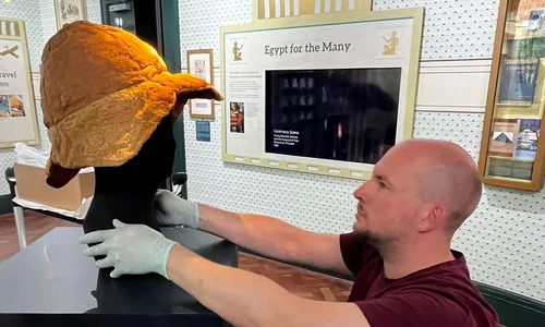  Pălăria romană de soare, expusă la Bolton’s Egypt gallery (© Facebook / Bolton Library and Museum Services)