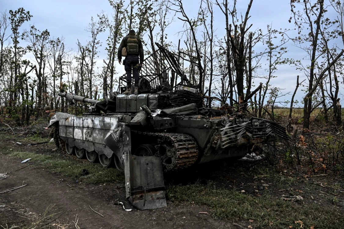 Soldat ucrainean pe un tanc rusesc abandonat FOTO Arhivă