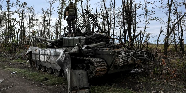 Soldat ucrainean pe un tanc rusesc abandonat in Harkov FOTO Profimedia 