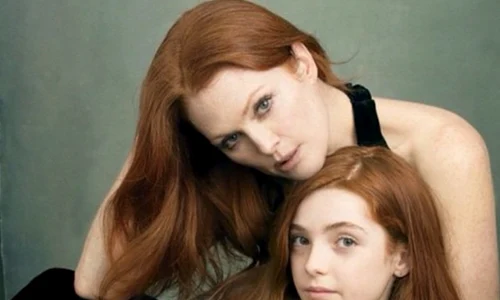 Liv Freundlich sieht ihrer Mutter Julianne Moore wirklich wie aus dem Gesicht geschnitten aus  Rote Haare, gruene Augen und ein Porzellangesicht  Na wenn da nicht die Maenner spaeter mal verrueckt werden  // Liv Freundlich looks exactly like her moth