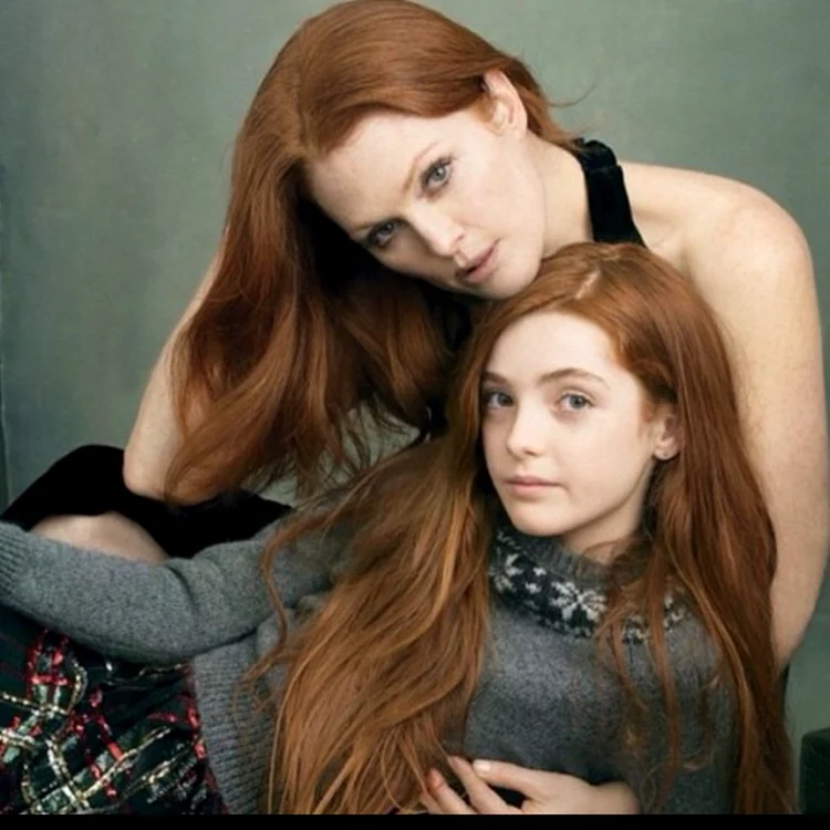 Liv Freundlich sieht ihrer Mutter Julianne Moore wirklich wie aus dem Gesicht geschnitten aus Rote Haare, gruene Augen und ein Porzellangesicht Na wenn da nicht die Maenner spaeter mal verrueckt werden // Liv Freundlich looks exactly like her mother Jul jpeg