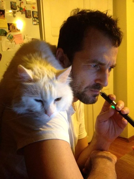 
    Motanul actorului stă tot timpul pe lângă stăpânFoto: arhiva personală  