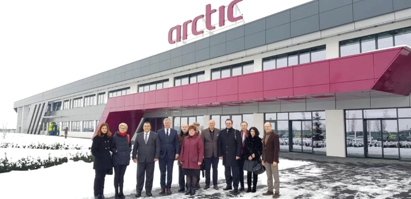 Studenţii au avut ocazia să urmărească cele mai complexe procese de fabricaţie, filmuleţe de prezentare, să participe la discuţii interactive, prilej cu care au primit premii din partea firmei.