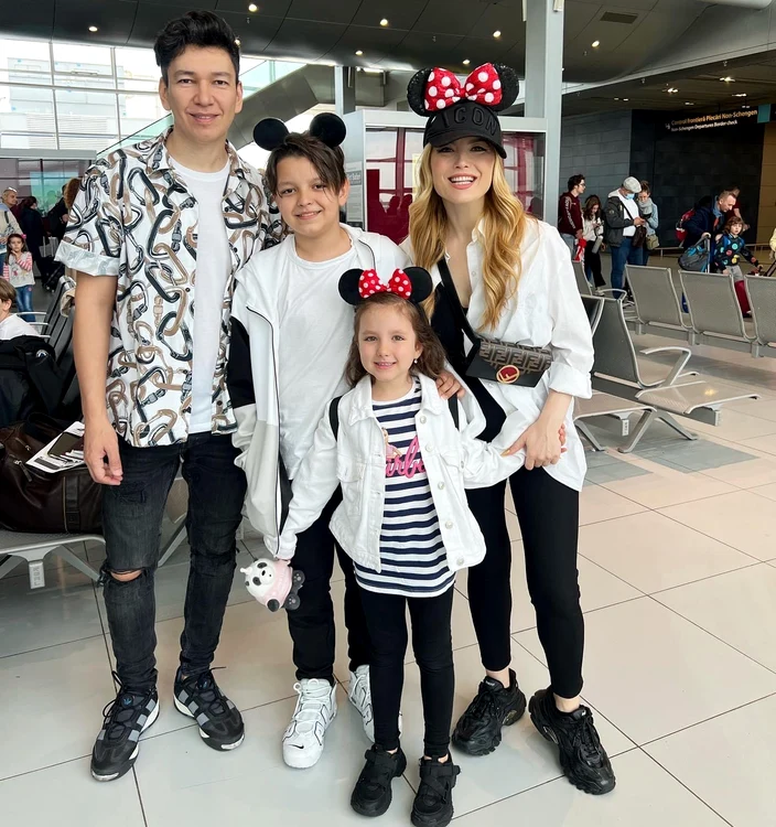 Elena Gheorghe și familia ei la Disneyland / foto: Social media