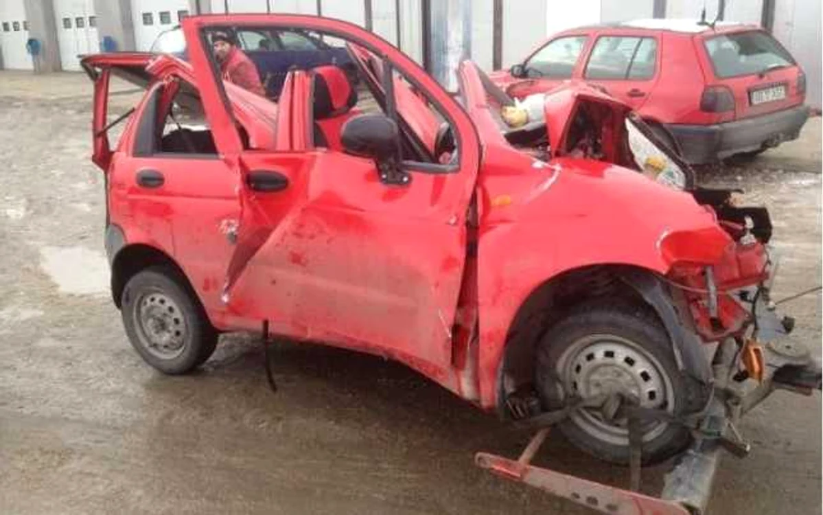 Autoturismul în care se aflau victimele a fost distrus aproape ăn totalitate. Foto: alba24.ro
