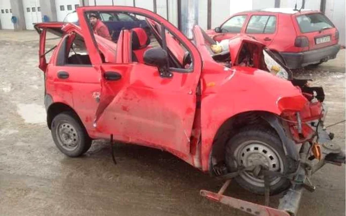 Autoturismul în care se aflau victimele a fost distrus aproape ăn totalitate. Foto: alba24.ro