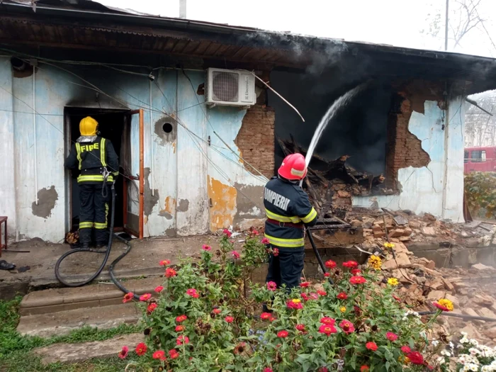 Casa unde a avut loc explozia urmată de incendiu a fost parţial distrusă FOTO ISU Galaţi