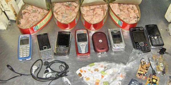 Celulare cu cartele sim şi căşti erau ascunse printre bucăţi de carne, în conserve.