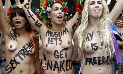 Protestatarele FEMEN au atras atenţia fotografilor din toată lumea  (Foto: Reuters) jpeg