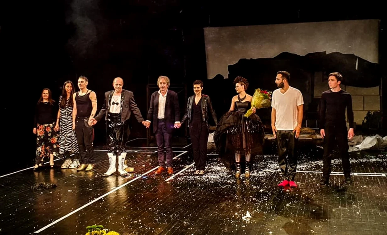Pascal Bruckner, alături de echipa spectacolului "Crăciunul preşedintelui", pus în scenă de Chris Simion- Mercurian la Teatrul Anton Pann din Râmnicu-Vâlcea
