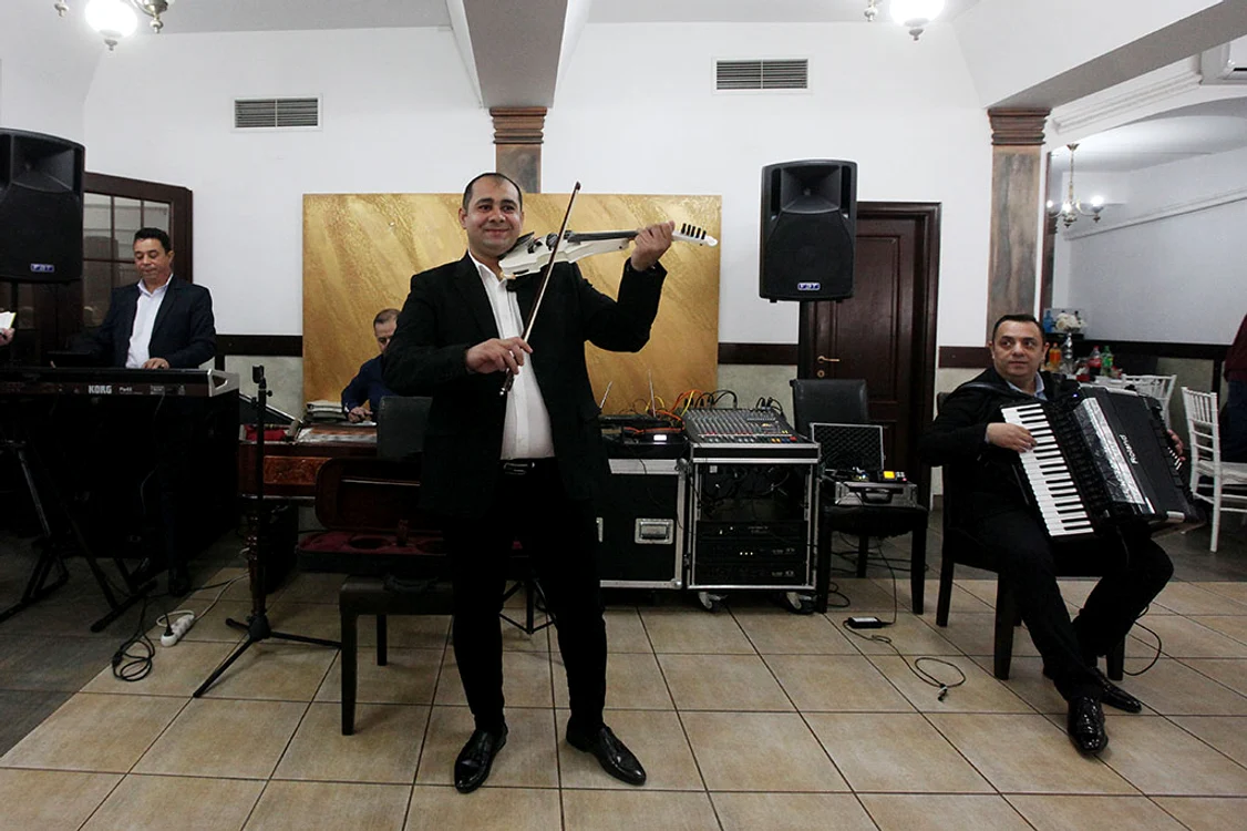 Adrian - la orgă, Vali - la vioară,  Marcel - acordeon 