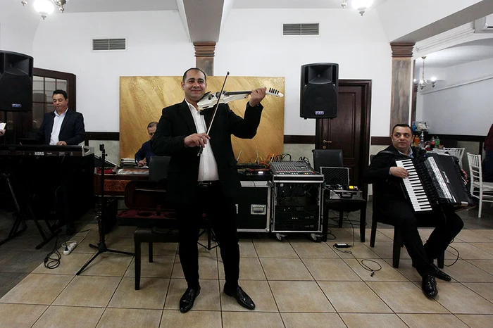 Adrian - la orgă, Vali - la vioară,  Marcel - acordeon 