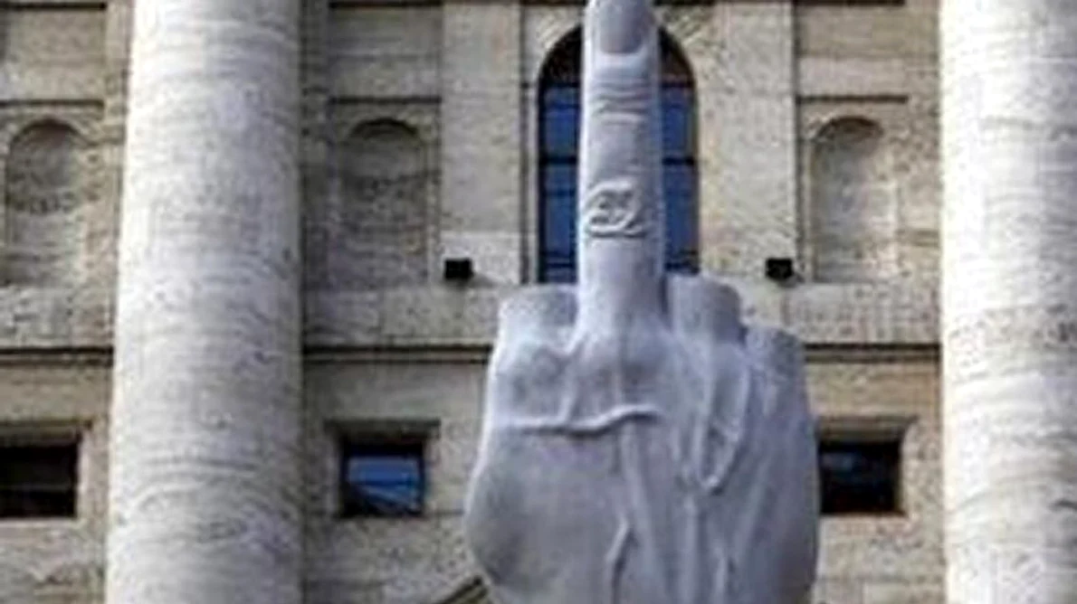 Sculptura obscenă din faţa bursei din Milano va fi păstrată? jpeg