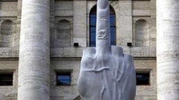 Sculptura obscenă din faţa bursei din Milano va fi păstrată? jpeg