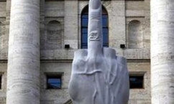 Sculptura obscenă din faţa bursei din Milano va fi păstrată? jpeg