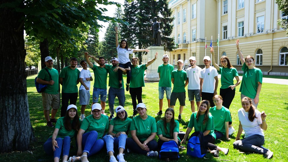 Concurență printre studenții care aleg un internship plătit pe timpul verii. „80% îşi găsesc loc de muncă după absolvire”