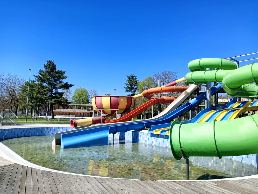 Apă de ploaie în bazine și niciun client în 10 ani la Aqua Park din Bacău FOTO MA