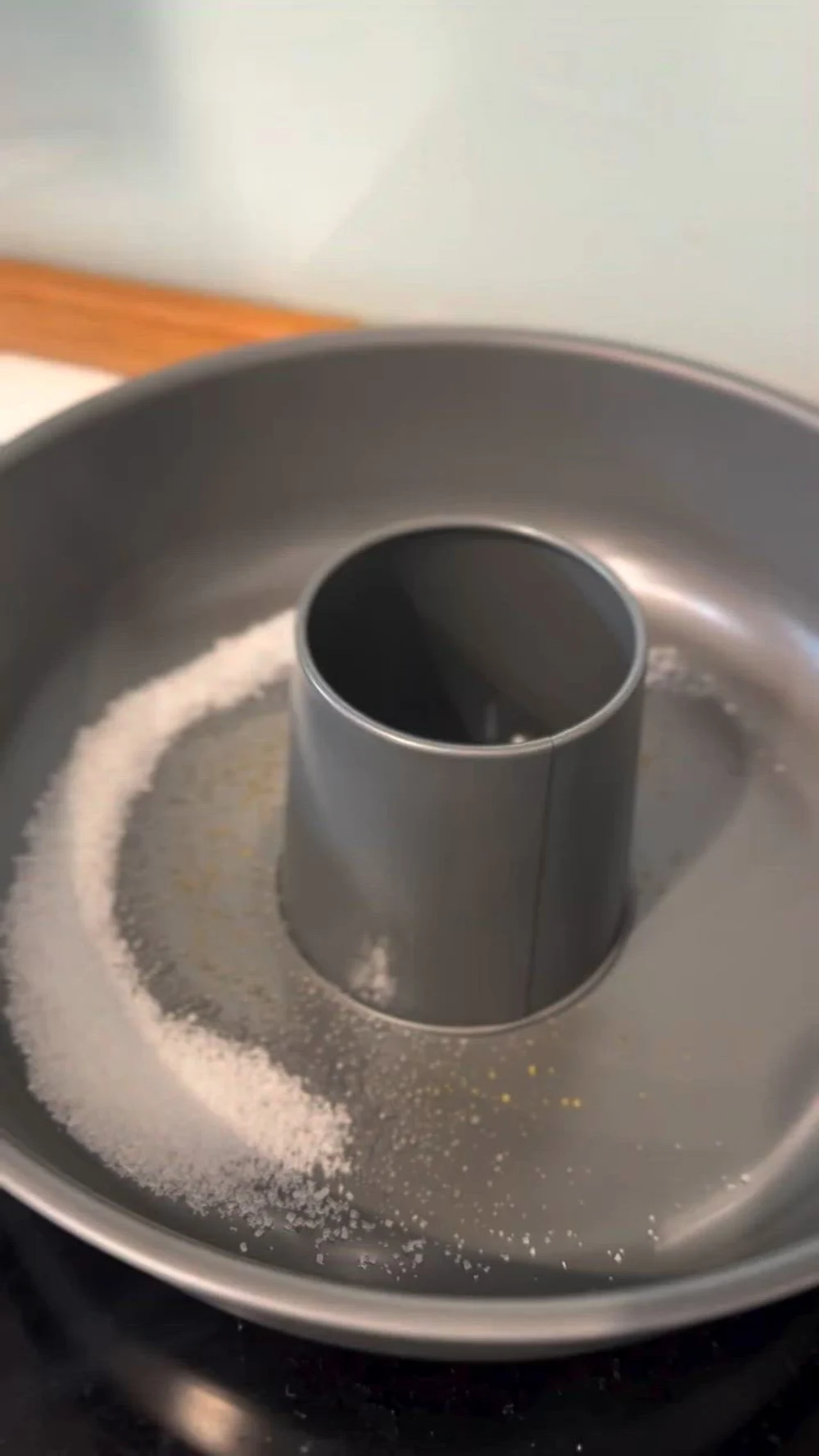 Rețeta Laurei Cosoi care a cucerit internetul: Cum obții o prăjitură fină cu cremă de zahăr ars și blat de cacao