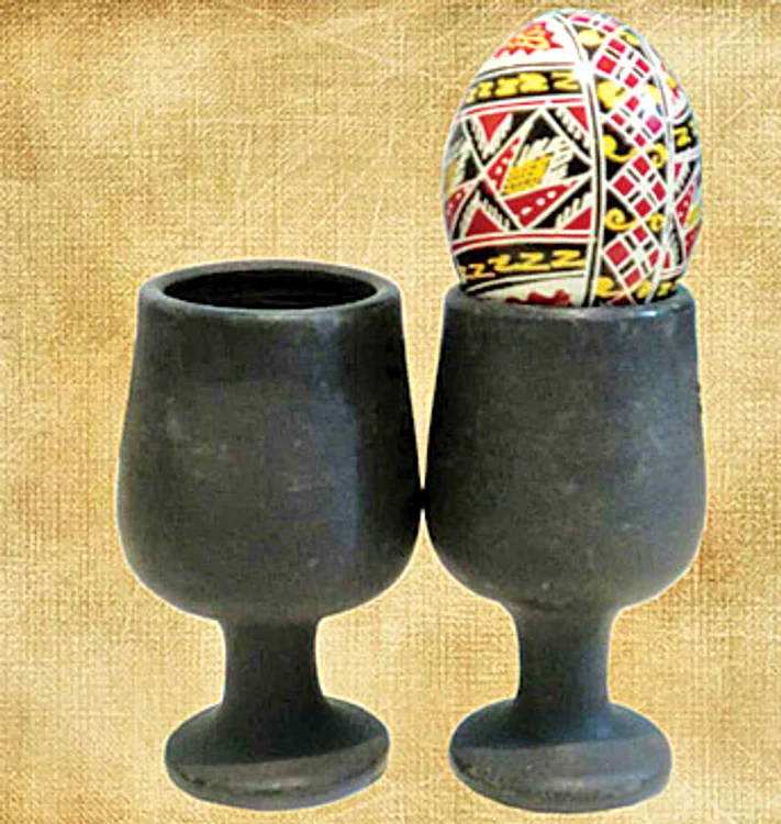 
    Paharele din ceramică  neagră lucrate manual, pe  www.cadouri-artizanat.ro  
