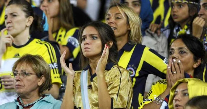 Suporterele lui Fenerbahce au trăit meciul la intensitate maximă