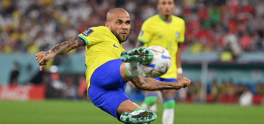 Dani Alves și-a făcut turneu de fotbal în pușcărie. Cererea de tricouri a crescut de 4 ori în închisoare!