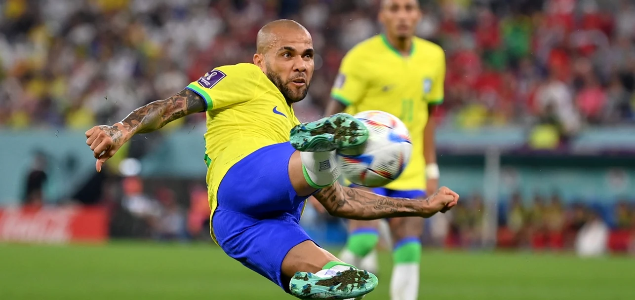 Dani Alves își folosește talentul de fotbalist și după gratii. Foto Getty images