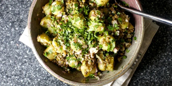 salata calda de linte cu cartofi