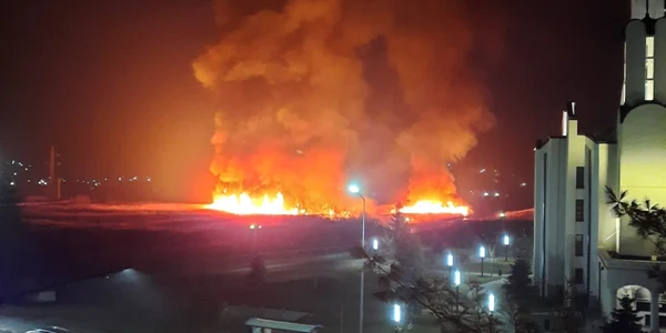 Incendiu vegetaţie la vărsarea Olăneştiului în Olt - în municipiul Râmnicu Vâlcea Foto ISU Vâlcea