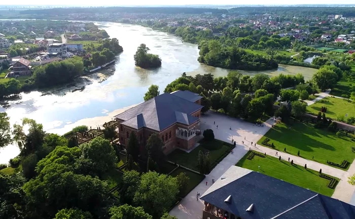 
    Unul din principalele puncte de atracție ale comunei Mogoșoaia este Palatul Brâncovenesc  