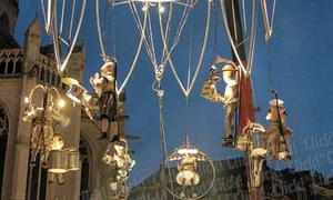 Una dintre atracţiile festivalului  vor fi artiştii francezi de la  trupa Kalice Productions  care joacă costumaţi în  gigantice flori multicolore jpeg