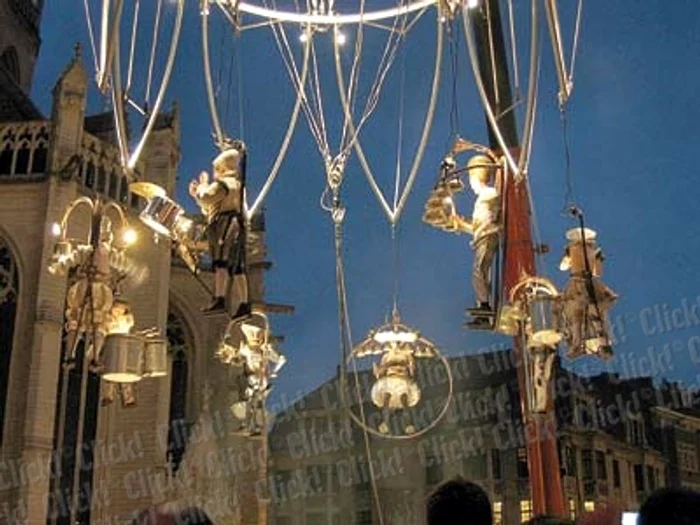 Una dintre atracţiile festivalului vor fi artiştii francezi de la trupa Kalice Productions care joacă costumaţi în gigantice flori multicolore