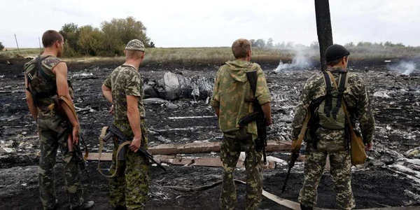 Separatisti pro-rusi la locul caderii avionului Malaysia Airlines Boeing 777 FOTO Reuters