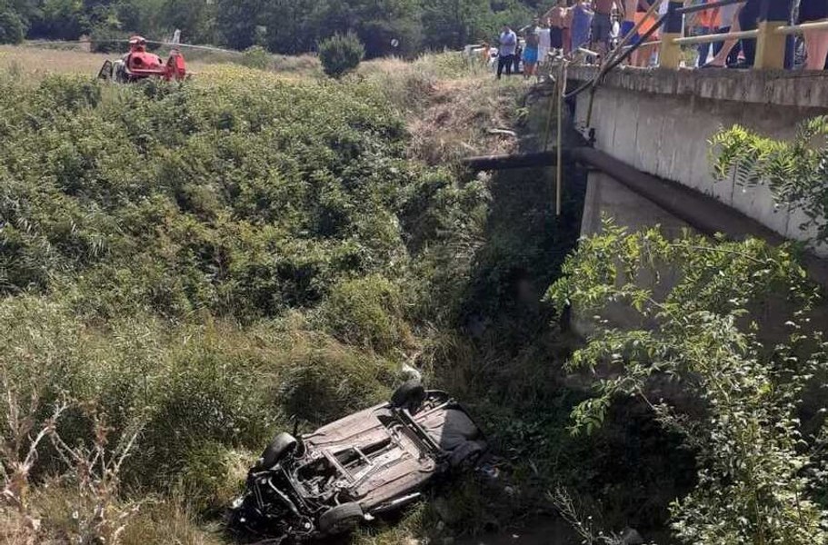 Mașină sărită de pe podul din Bohotin. Tânărul de la volan, salvat de ceilalți șoferi