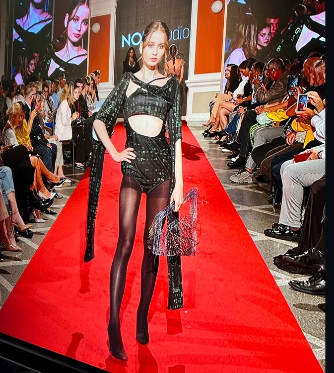 Prima apariție oficială pe un catwalk din România.
