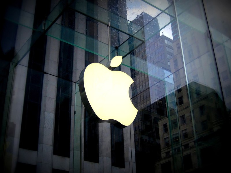 Apple, dată în judecată pentru promisiuni false legate de Siri. Ar fi exagerat progresele în AI 